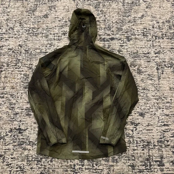 Nike Impossibly Light Running Jacket Hooded Packable Full Zip Reflective Medium - Picture 3 of 13